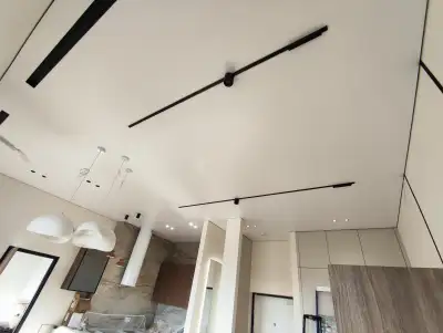 Натяжной потолок в гостиной — пример 8