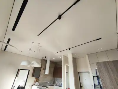 Натяжной потолок в гостиной — пример 9