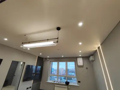 Натяжной потолок в гостиной — пример 10