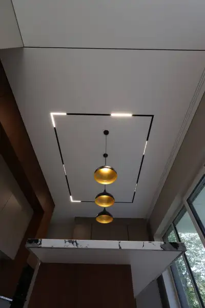 Натяжной потолок на кухне