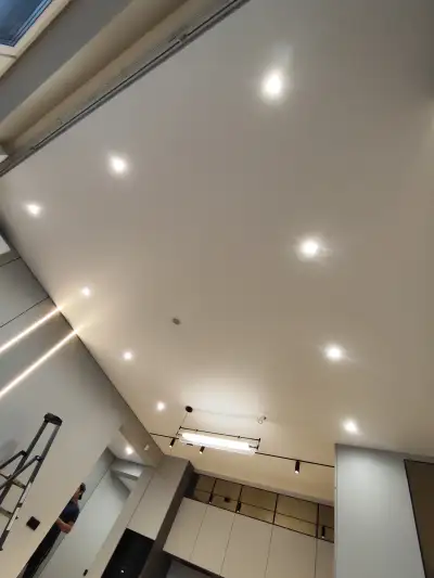 Натяжной потолок на кухне — пример 8