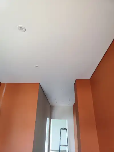 Натяжной потолок в прихожей — пример 5