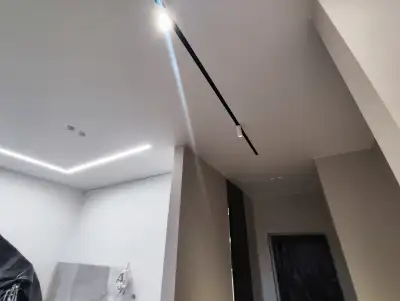 Натяжной потолок в прихожей — пример 7