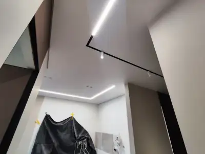 Натяжной потолок в прихожей — пример 8