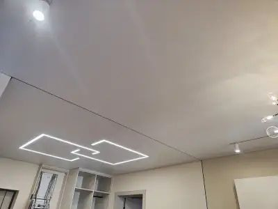 Натяжной потолок в прихожей — пример 12