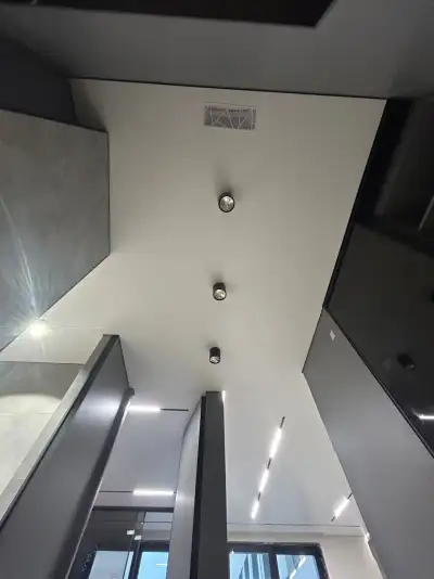 Натяжной потолок в прихожей — пример 13