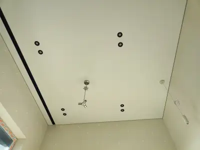 Натяжной потолок в спальне