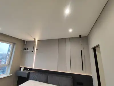 Натяжной потолок в спальне — пример 6