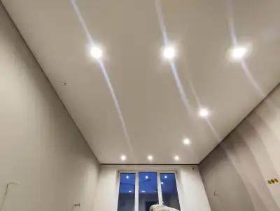 Натяжной потолок в спальне — пример 7