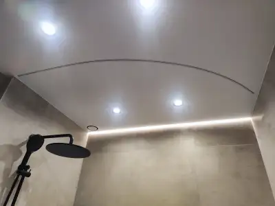 Натяжной потолок в ванной — пример 3