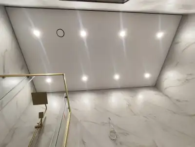 Натяжной потолок в ванной — пример 5