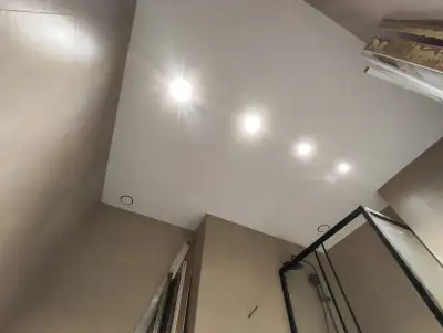 Натяжной потолок в ванной — пример 12