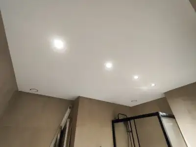 Натяжной потолок в ванной — пример 13