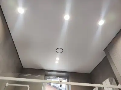 Натяжной потолок в ванной — пример 17