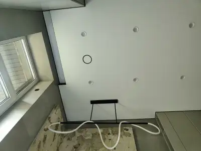 Натяжной потолок в ванной — пример 18