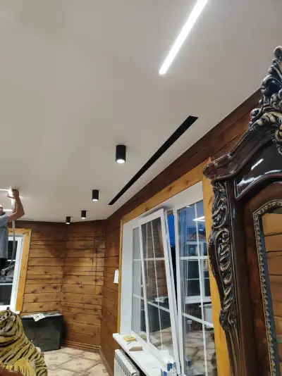 Натяжной потолок в загородном доме — пример 10