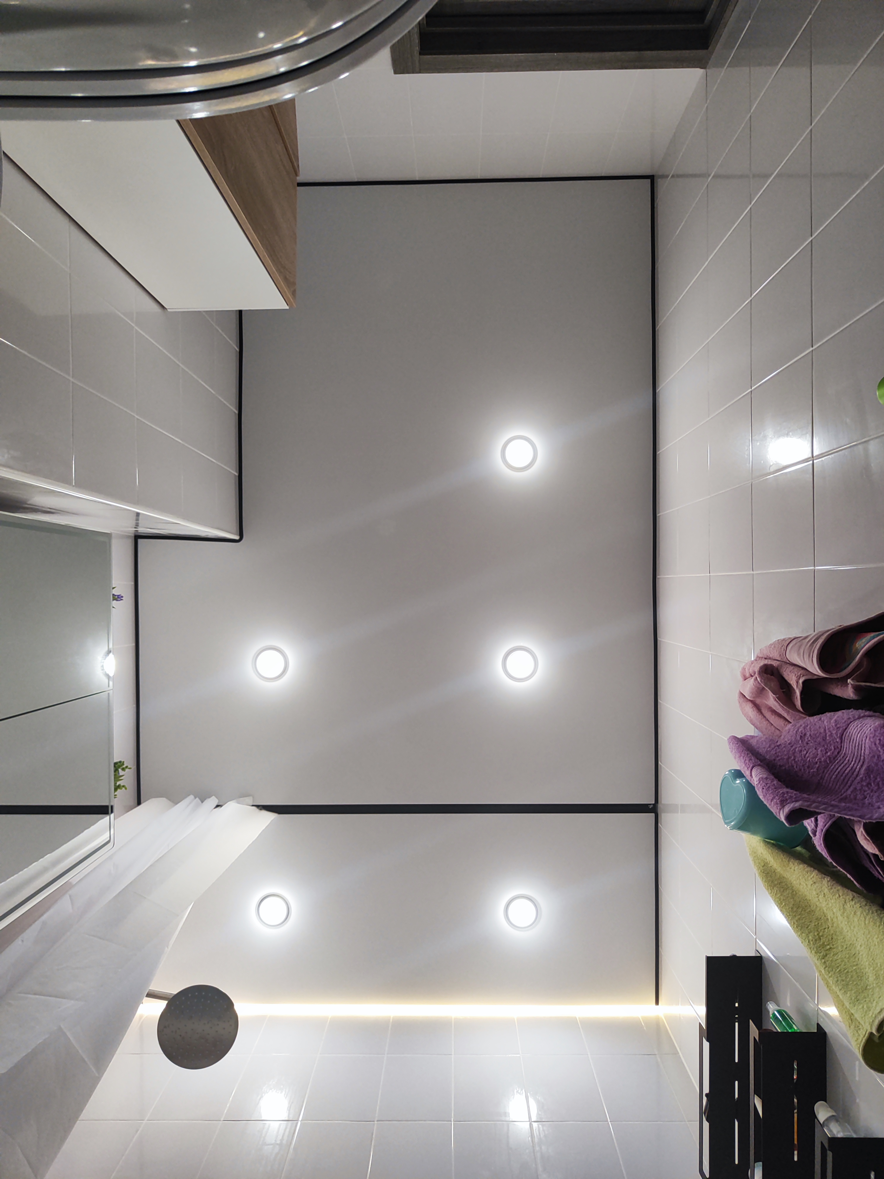 Натяжной потолок в ванной