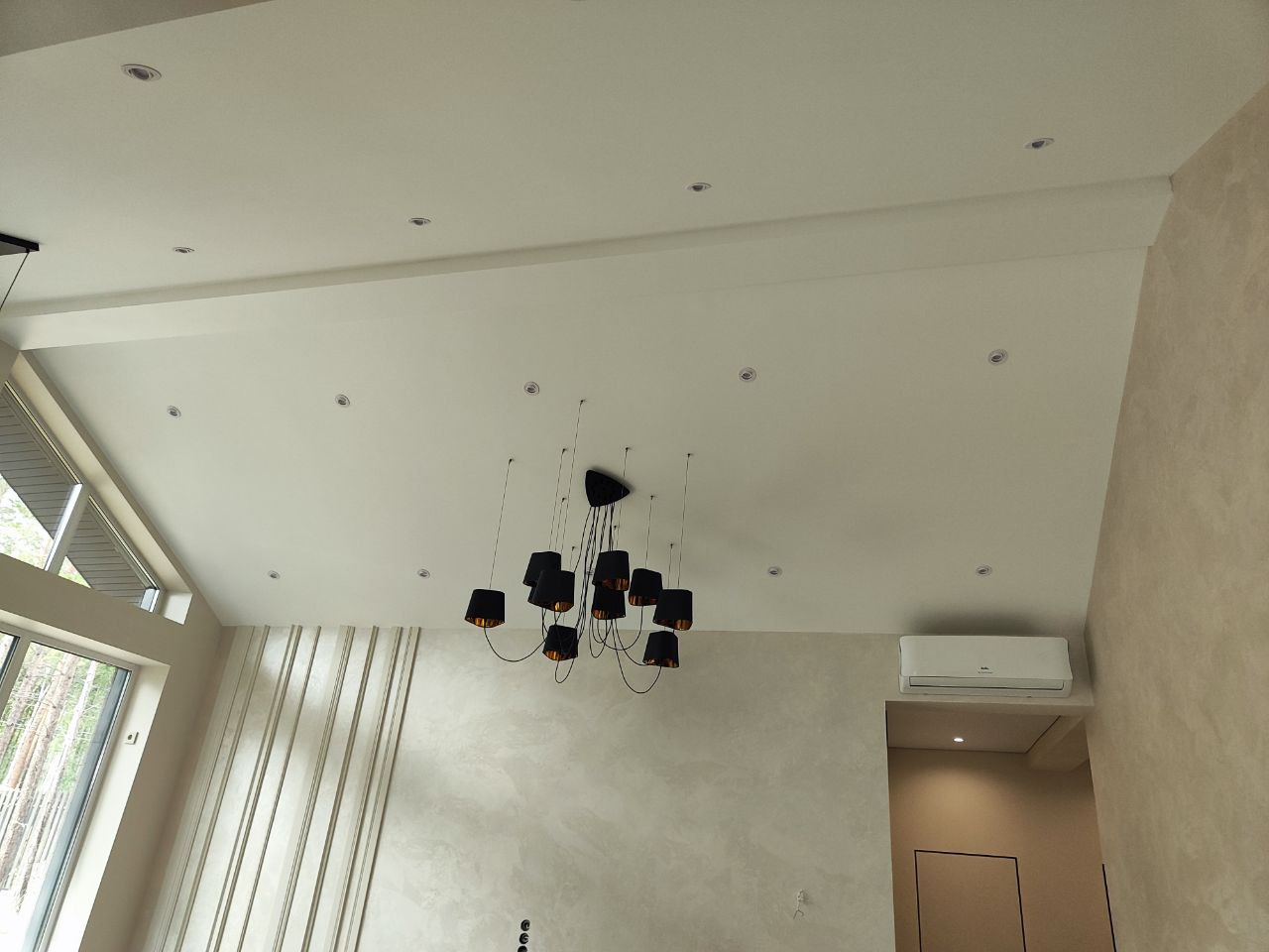 Натяжной потолок в загородном доме